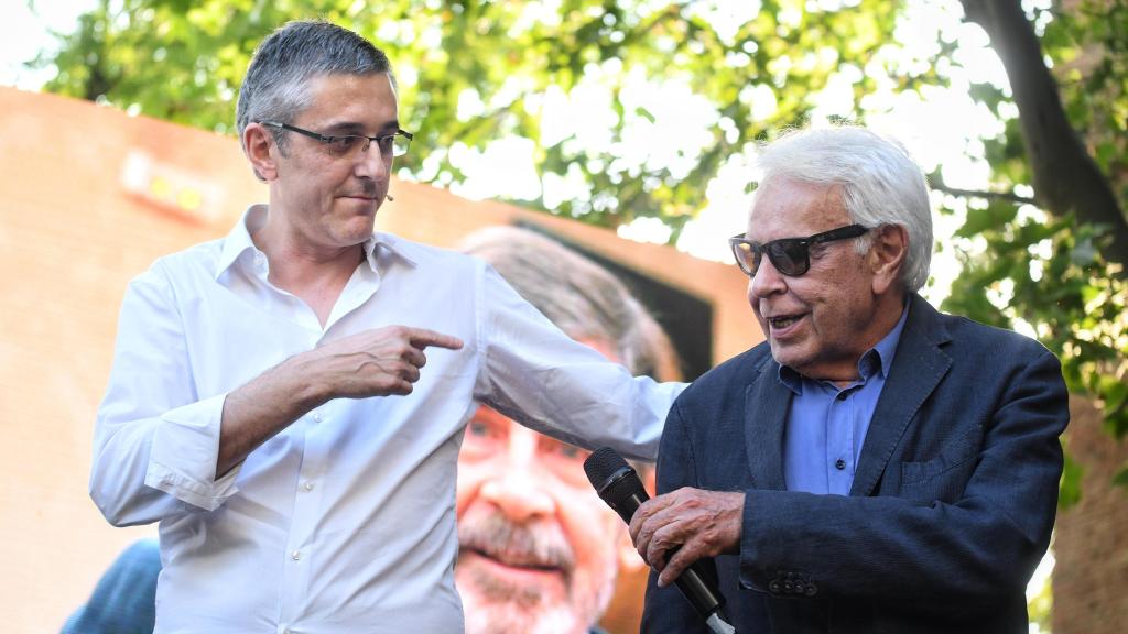 El exdiputado del PSOE Eduardo Madina y el expresidente del Gobierno, Felipe González , este jueves durante la entrega del Premio Rojana 'Alfredo Pérez Rubalcaba' a la Fundación Save The Children - España, en la Residencia de Estudiantes.