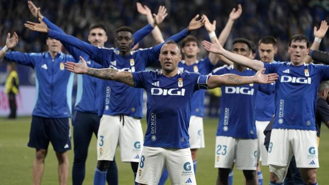 Santi Cazorla con sus compañeros la clasificación a la final del playoff.