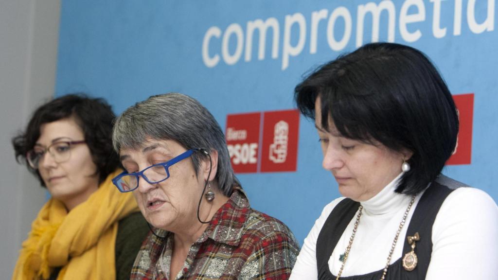 La alcaldesa de Vega de Valcarce, María Luisa González Santín, en el centro de la imagen, durante su etapa como diputada del PSOE