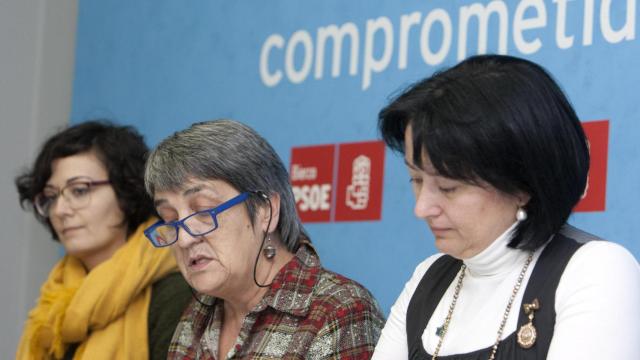 La alcaldesa de Vega de Valcarce, María Luisa González Santín, en el centro de la imagen, durante su etapa como diputada del PSOE