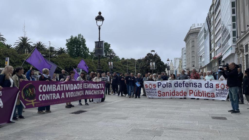 Una doble concentración en A Coruña denuncia las agresiones a sanitarios y la violencia machista