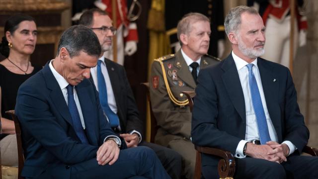Felipe VI y el presidente del Gobierno, Pedro Sánchez, durante el acto del XL aniversario de la firma del Tratado de Adhesión de España a las Comunidades Europeas, en el Palacio Real de Madrid.