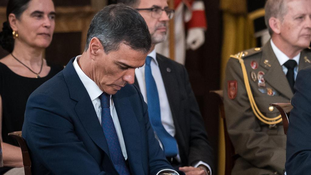 Felipe VI y el presidente del Gobierno, Pedro Sánchez, durante el acto del XL aniversario de la firma del Tratado de Adhesión de España a las Comunidades Europeas, en el Palacio Real de Madrid.