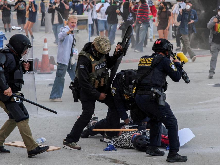 Agentes del orden detienen a un manifestante que bloqueaba la entrada del garaje del Edificio Federal de Los Ángeles, tras múltiples detenciones realizadas por el Servicio de Inmigración y Control de Aduanas (ICE), en el centro de Los Ángeles, California, EE. UU., 6 de junio de 2025.