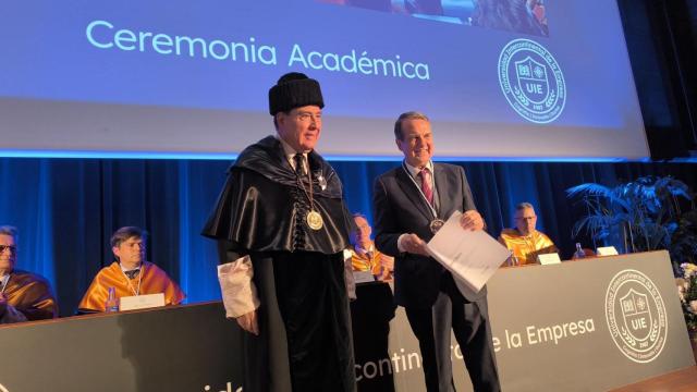 El alcalde de Vigo, Abel Caballero, recibe la Medalla de Honor de la Universidad Intercontinental de la Empresa (UIE), de la mano de su rector, Miguel Ángel Escotet