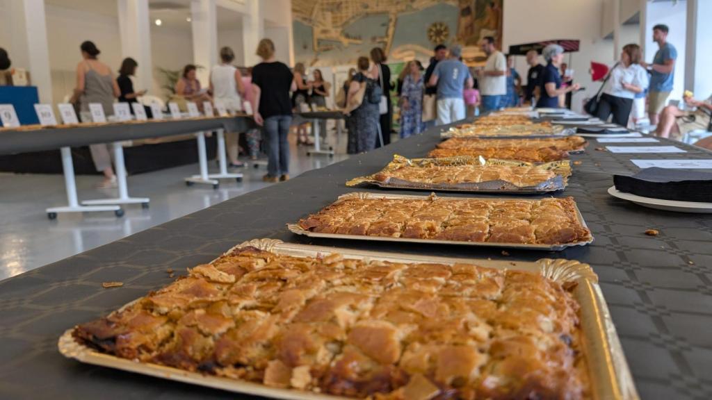 La mesa con las diferentes versiones de la coca amb tonyina que participan en el concurso.