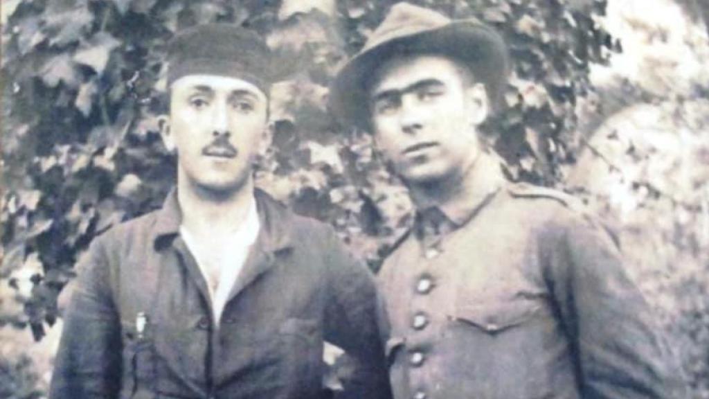 Juan Surroca Padrosa (izquierda) y su primo, Joaquín Puigdemont Padrosa, en Melilla.