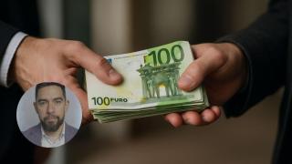 Montaje con manos entregándose euros y David Jiménez, abogado experto en herencias.