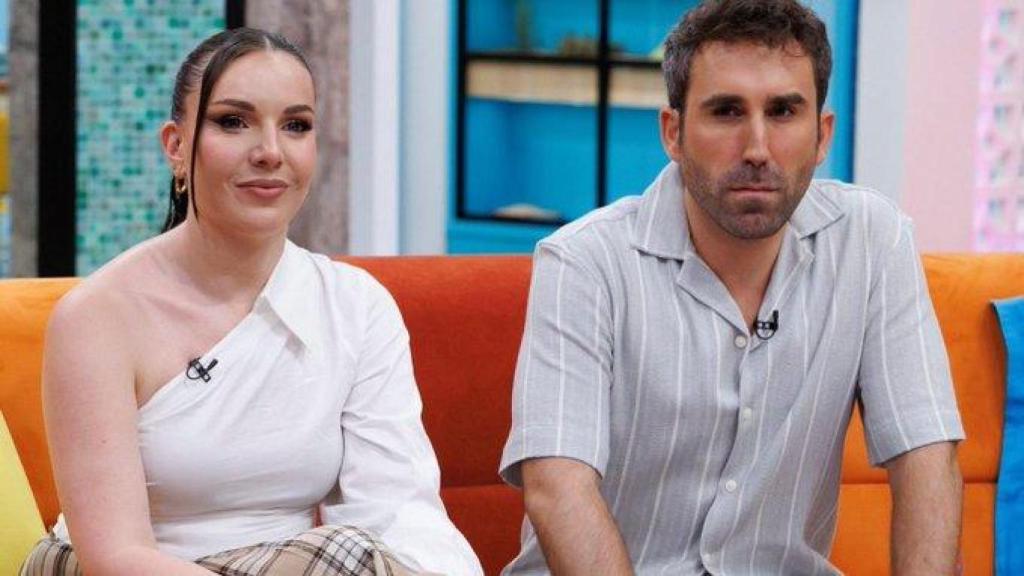 Inés Hernand y Aitor Albizua en 'La familia de la tele'.