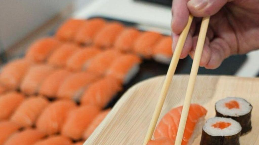 Nigiris de salmón, junto a un par de makis.