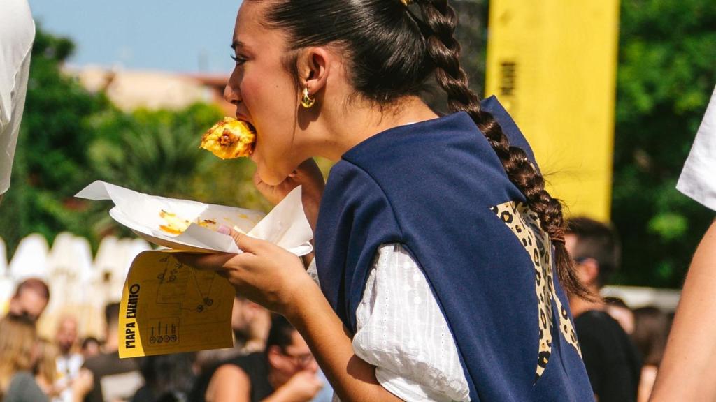 El público disfrutando de una de las tortillas participantes.