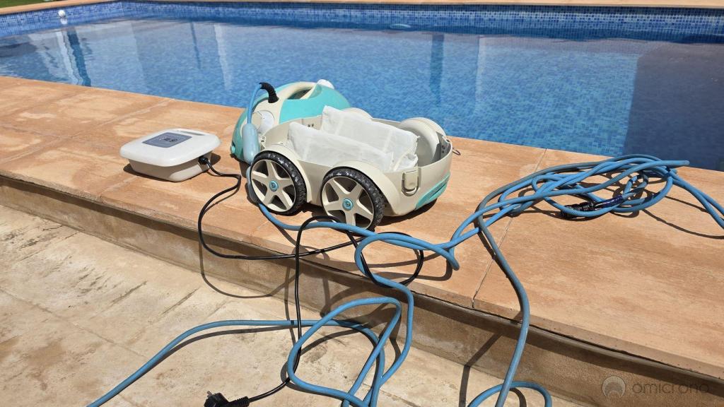 Robot antiguo con cableado