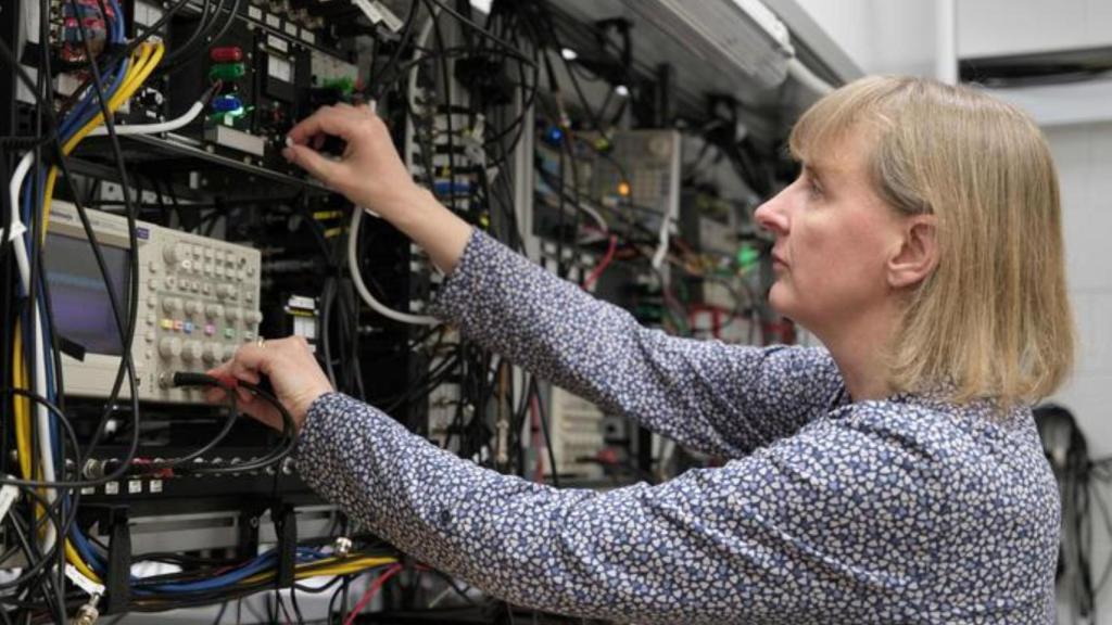 Rachel Godun con un reloj óptico.