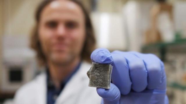 Uno de los investigadores mostrando el material aislante