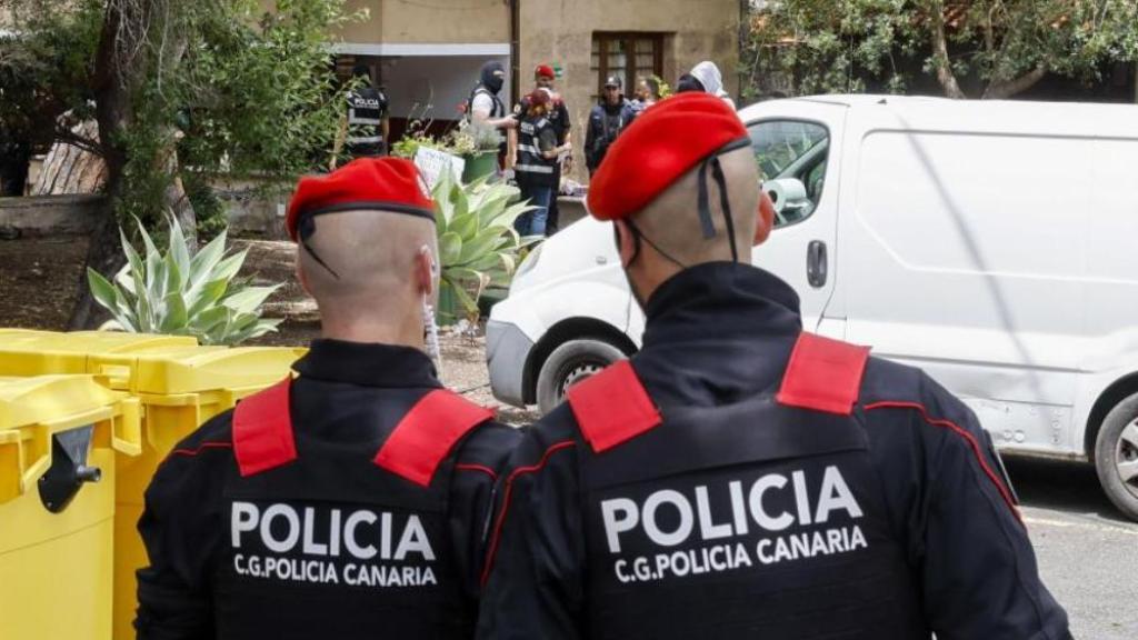 Dos agentes del cuerpo general de la Policía Canaria, de espaldas en una imagen de archivo que corresponde a un registro judicial en Gran Canaria.