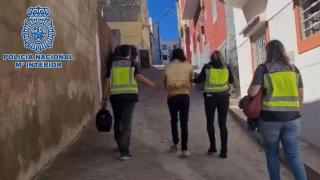 Momento de la detención de la madre de una de las menores abusadas en 2023.