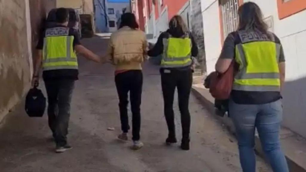 Momento de la detención de la mujer acusada, madre de una de las menores abusadas, durante el operativo policial en 2023.