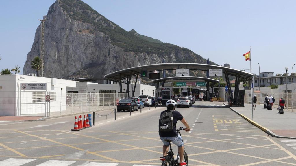 Un ciclista se dirige a cruzar la frontera entre España y Gibraltar.
