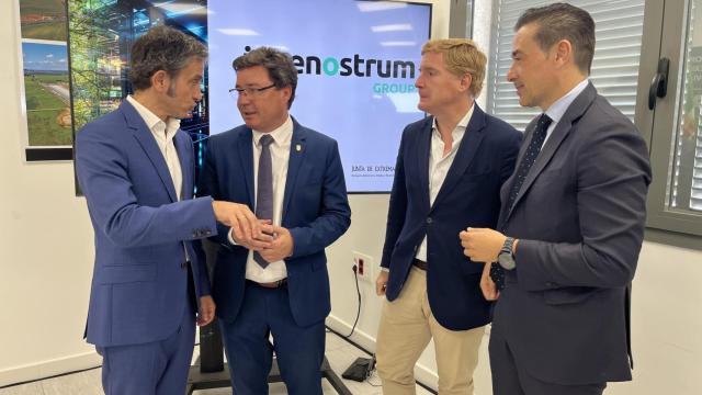 El consejero Guillermo Santamaría, junto con los promotores de un nuevo centro de datos para Extremadura.