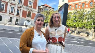 La nueva concejala de VTLP, Cristina Colino (izq), y la portavoz del partido en el Ayuntamiento de Valladolid, Rocío Anguita (drch), este viernes durante la presentación de la primera.