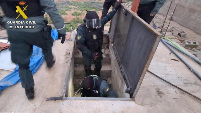 Agentes de la Guardia Civil accediendo al búnker.