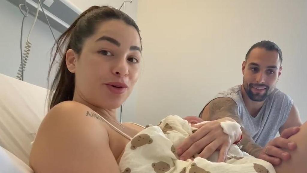 La influencer vallisoletana Jennifer Lara y el futbolista y exconcursante de 'La Isla de las Tentaciones', Rubo Blanco, junto a su hijo recién nacido