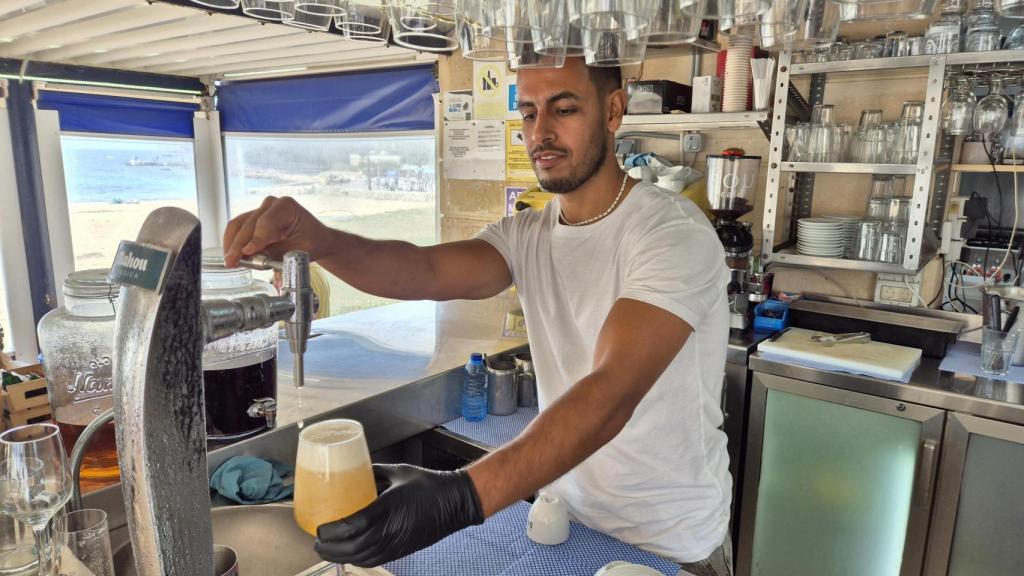 Un camarero en un chiringuito.