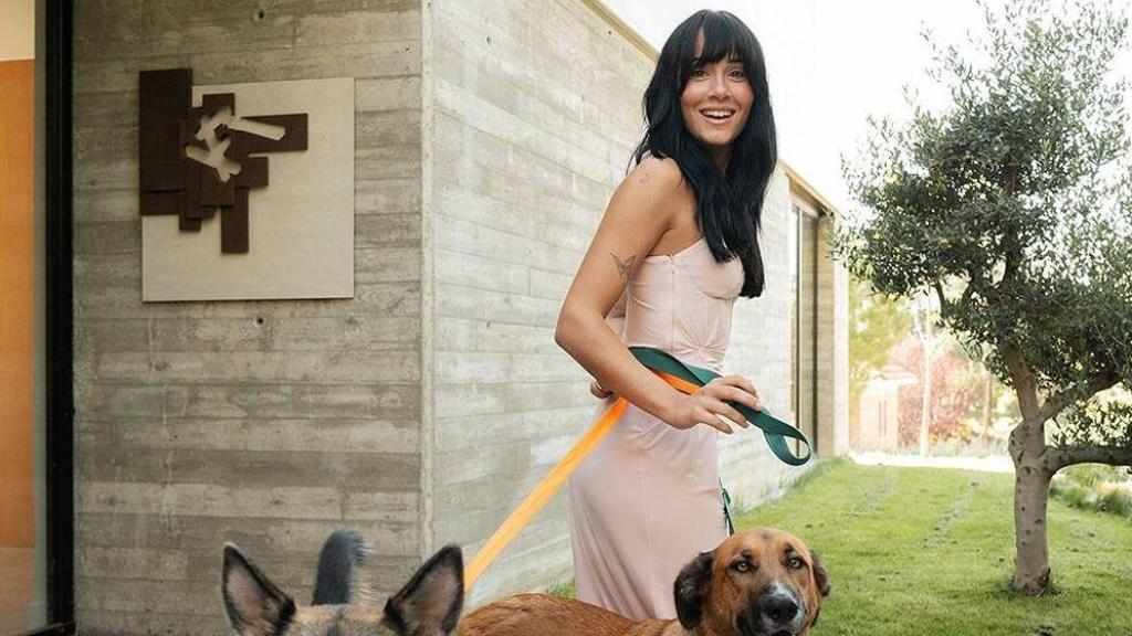 Aitana con sus perras en la entrada de su casa.