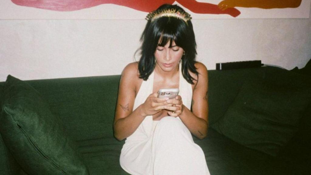 Aitana en el sofá de su casa.