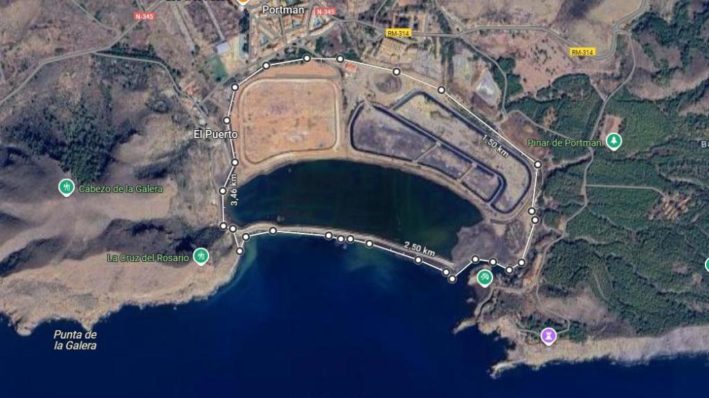 Una imagen aérea que muestra el estado actual la Bahía de Portmán, donde se señala el espacio colmatado por los vertidos mineros.