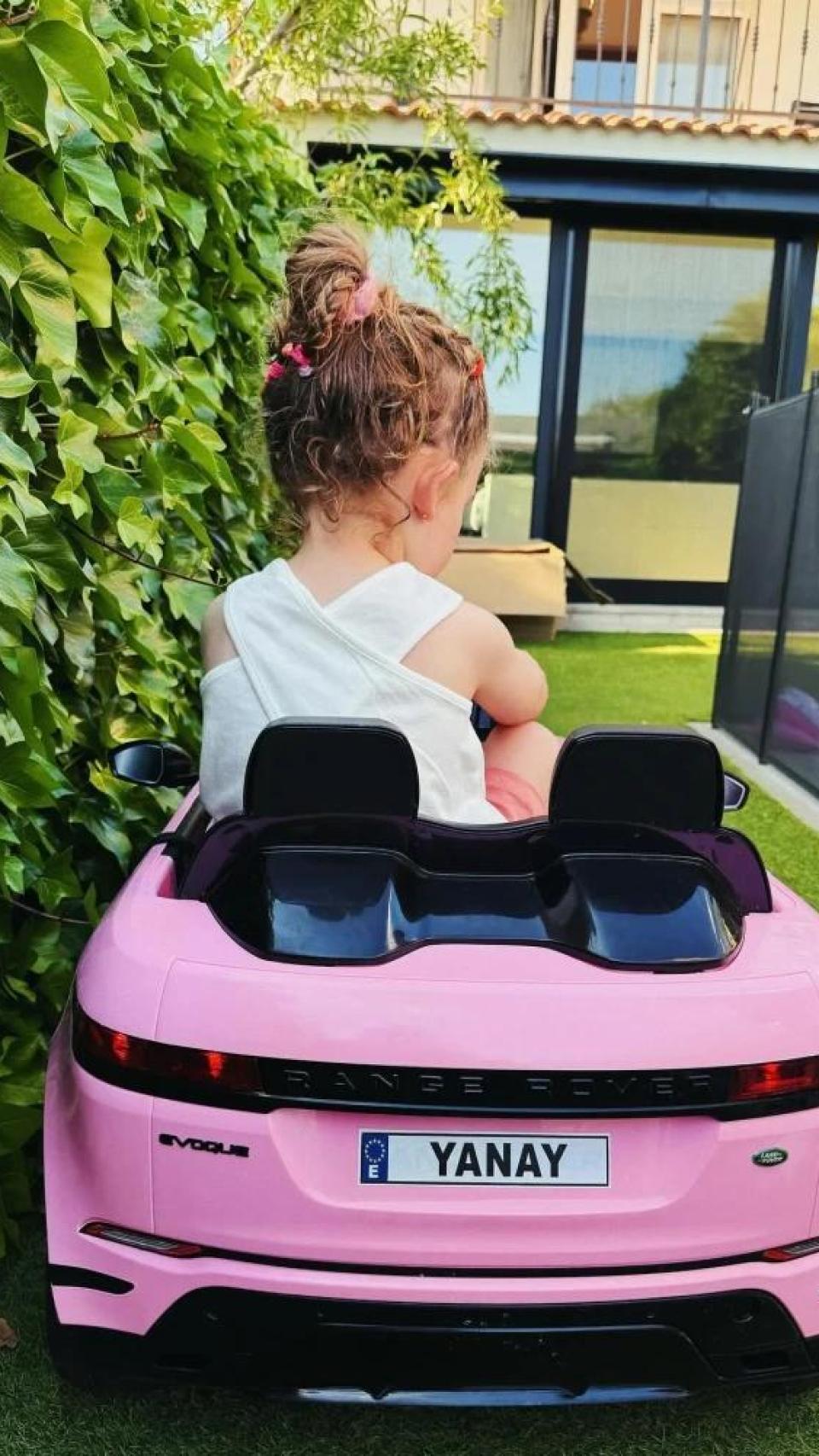 Yanay en el jardín.