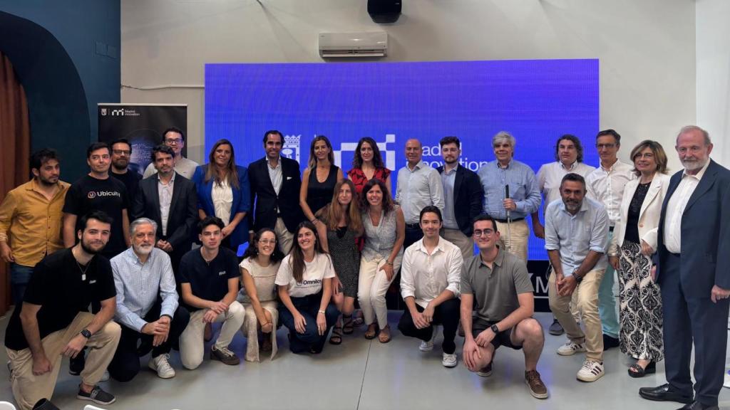 Los elegidos del programa DesafIA del Ayuntamiento de Madrid, junto al concejal Ángel Niño.