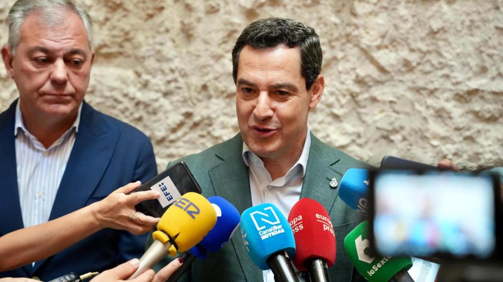 Juanma Moreno, este viernes en el Ayuntamiento de Sevilla junto a su alcalde, José Luis Sanz.