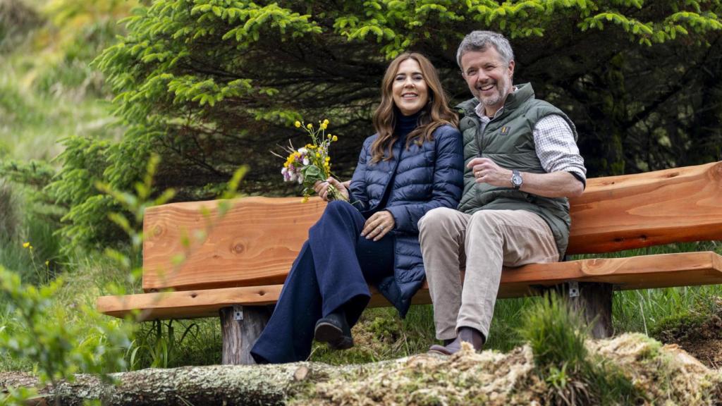 Los reyes daneses en un banco de las islas Feroe este pasado día 12 de junio.