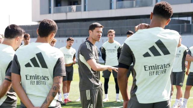 Xabi Alonso habla con sus futbolistas durante un entrenamiento.