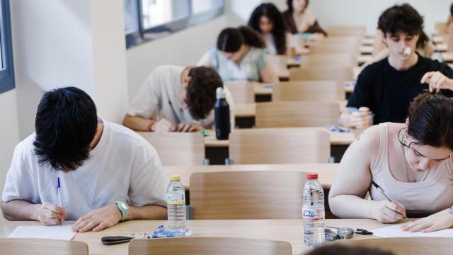 Imagen de archivo de un grupo de alumnos durante un examen de ingreso a los estudios universitarios.