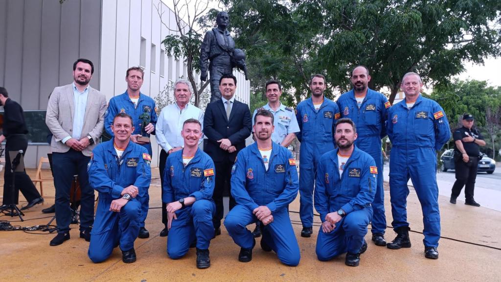 El alcalde de San Javier (en traje); a su derecha, el comandante Carrizosa; y a su izquierda, el coronel director de la Academia General del Aire, Luis González; y el resto de integrantes de la Patrulla Águila frente a la escultura inaugurada en honor a su 40 aniversario.
