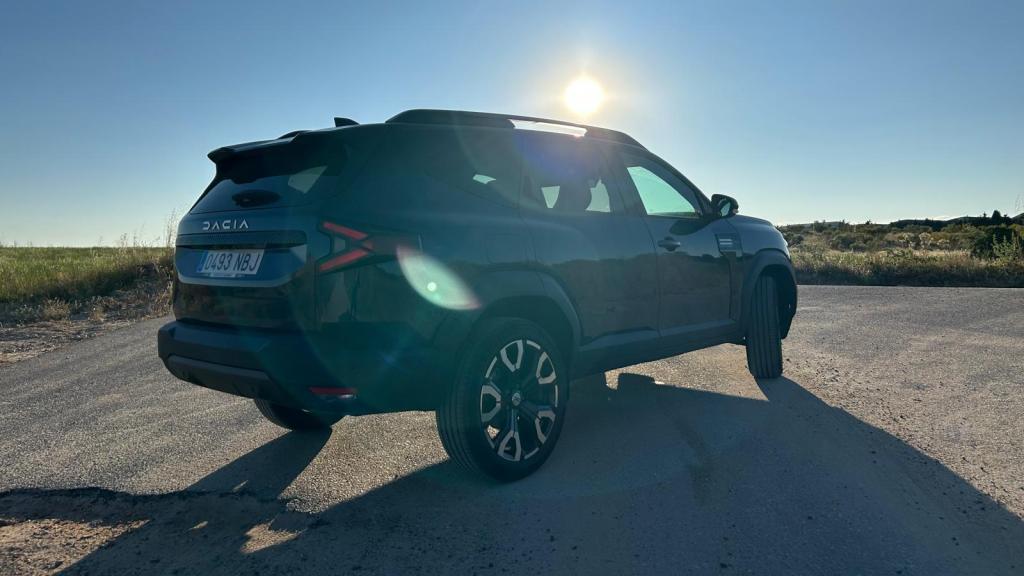 Vista tres cuartos trasera del Dacia Bigster