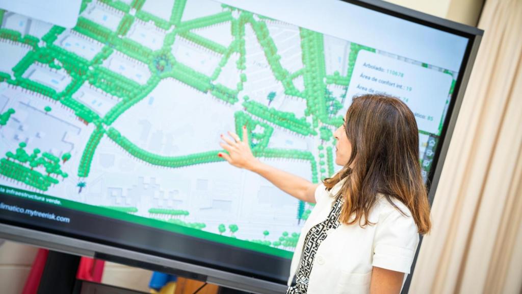 Penélope Gómez mostrando el mapa.