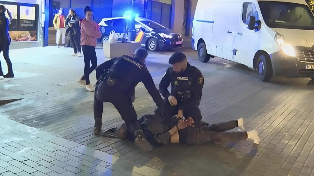 La policía deteniendo a una persona en Lavapiés.