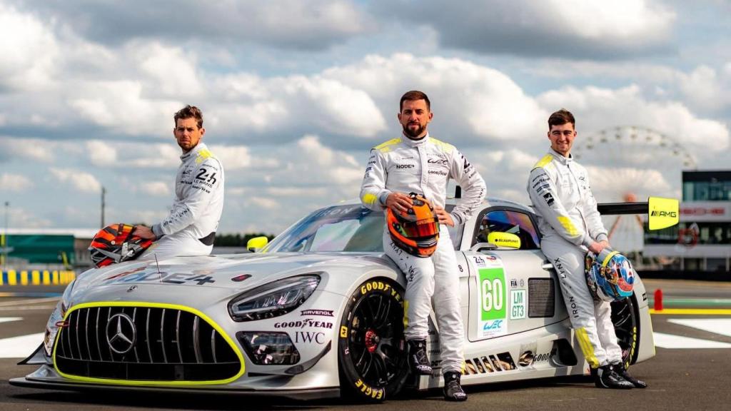 Fran Rueda, en el centro, con sus compañeros de equipo.