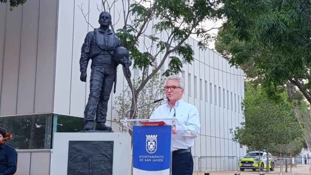 El comandante Carrizosa interviene durante la inuaguración de la escultura en homenaje al 40 aniversario de la Patrulla Águila, en San Javier.