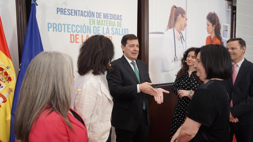 El presidente de la Junta de Castilla y León, Alfonso Fernández Mañueco, presenta las nuevas medidas en materia de protección de la salud de la mujer en Castilla y León.
