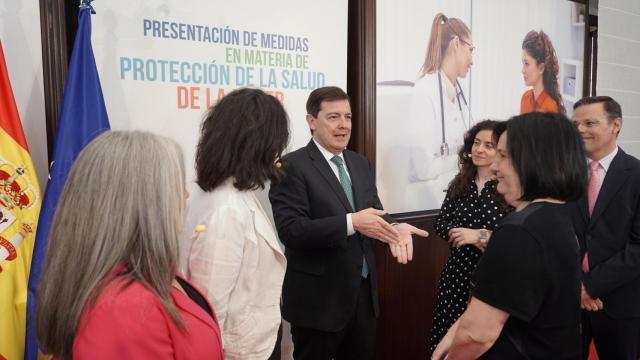 El presidente de la Junta de Castilla y León, Alfonso Fernández Mañueco, presenta las nuevas medidas en materia de protección de la salud de la mujer en Castilla y León.