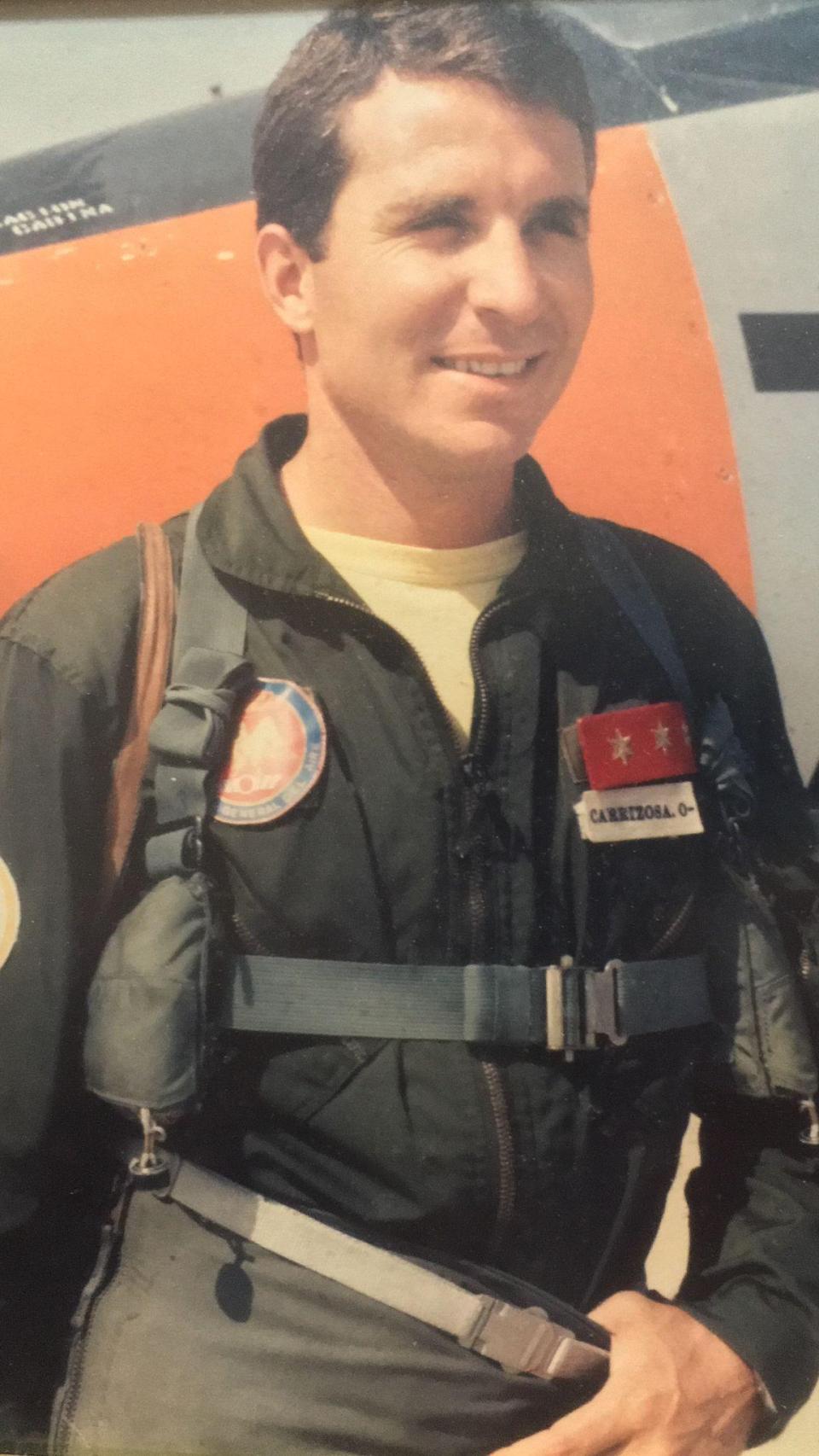 El comandante Carrizosa, frente a un C-101, en su etapa de jefe de la Patrulla Águila entre 1985 y 1988.