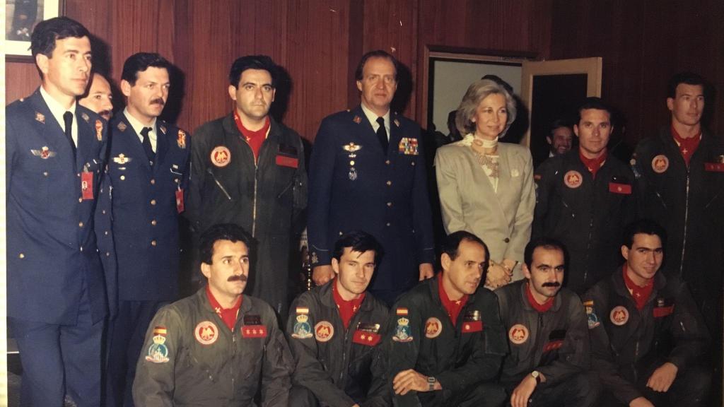 El comandante Carrizosa, en una fotografía junto a los Reyes y el resto de integrantes de la Patrulla Águila a finales de los 80.