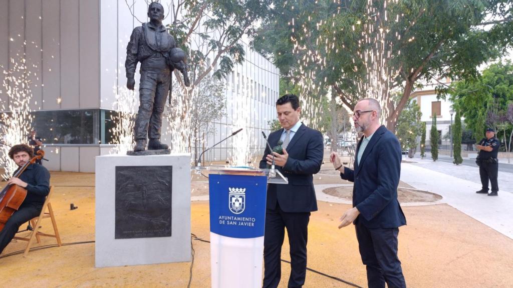 El alcalde de San Javier, José Miguel Luengo (i) y el concejal de Cultura, David Martínez (d), inauguran la escultura en homenaje al 40 aniversario de la Patrulla Águila.