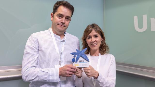 Raúl Siles y Mónica Salas, fundadores de GuardedBox, con el Premio EmprendeXXI.