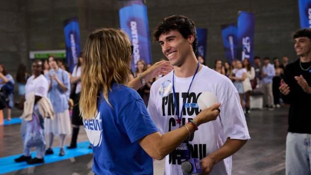 Noemí Galera coloca la pegatina a un aspirante en el casting de 'OT 2025'.