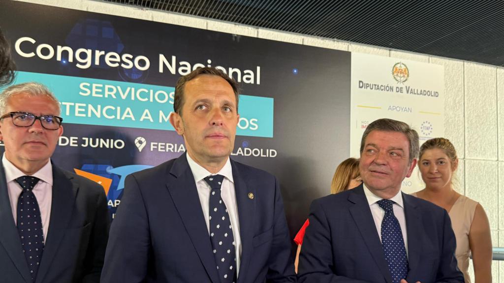 El presidente de la Diputación de Valladolid, Conrado Íscar, y el consejero de la Presidencia de la Junta de Castilla y León, Luis Miguel González Gago, en la clausura del I Congreso Nacional de Servicios de Asistencia a Municipios.